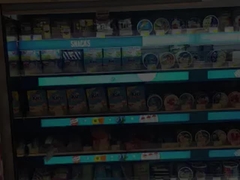 뻗은 선반 LCD 화면